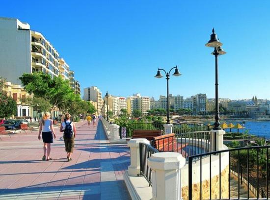 Stylish 2BR Apartment in La Valletta Esterno foto